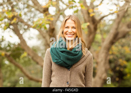 Donna sorridente in posa per la fotocamera Foto Stock