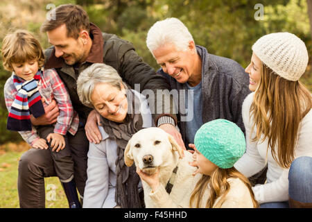 La famiglia felice nel parco insieme Foto Stock