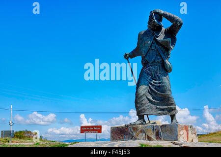 Statua di bronzo di un pellegrino in Alto de San Roque sul cammino di san Giacomo (Camino de Santiago, Galizia, Spagna Foto Stock