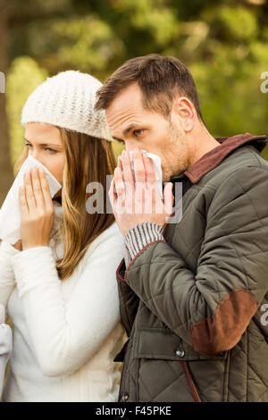 Malati matura soffia il naso Foto Stock