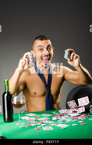 Uomo di bere e giocare nel casinò Foto Stock