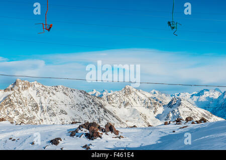 La funivia in presenza di neve montagne blu Foto Stock