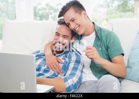 Coppia omosessuale uomini consegna carta di credito Foto Stock