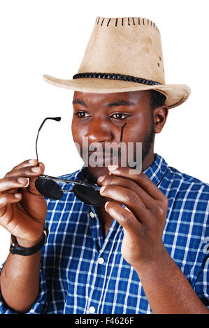 Uomo nero con cappello e occhiali. Foto Stock