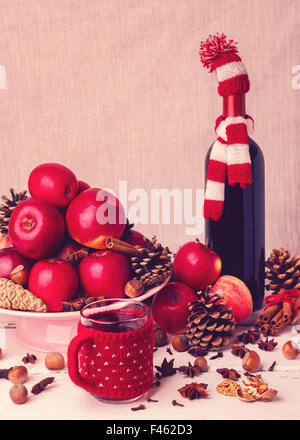 Composizione di natale. Gli ingredienti per il vin brulé. Immagine tonica in stile vintage. Messa a fuoco selettiva. Foto Stock