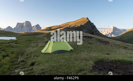 Con lo zaino in spalla in Dolomiti italiane Foto Stock