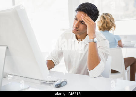 Giovane imprenditore preoccupato in ufficio Foto Stock