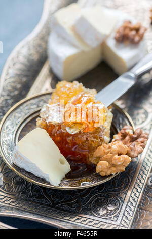 Pettine di miele, formaggio e noci. Foto Stock