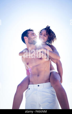 Ragazzo facendo piggy-back per la sua ragazza Foto Stock