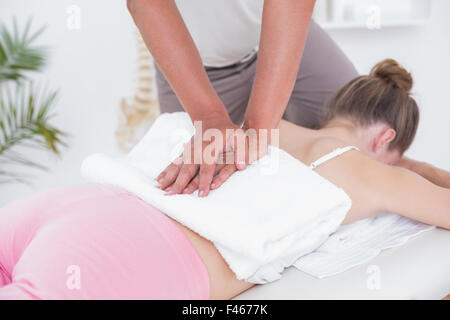 Fisioterapista facendo massaggio alla schiena Foto Stock