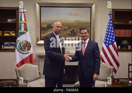 Città del Messico. Xiv oct, 2015. Foto fornite dal Messico della Presidenza mostra il presidente messicano Enrique Peña Nieto (R) INCONTRO CON GLI STATI UNITI Segretario di Homeland Security Jeh Johnson in Città del Messico, capitale del Messico, dal 14 ottobre, 2015. © Messico della Presidenza/Xinhua/Alamy Live News Foto Stock
