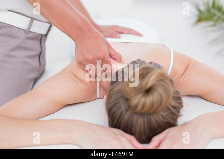 Fisioterapista facendo massaggio della spalla Foto Stock