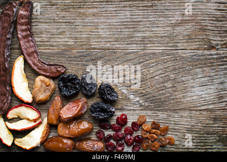 Organici assortiti Sano frutta secca su un sfondo di legno. Foto Stock