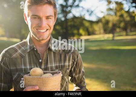 Uomo bello sacco di contenimento di verdure Foto Stock