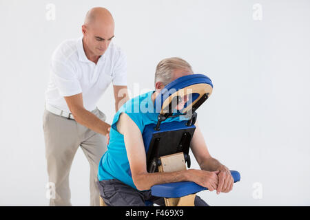 Uomo con massaggio alla schiena Foto Stock