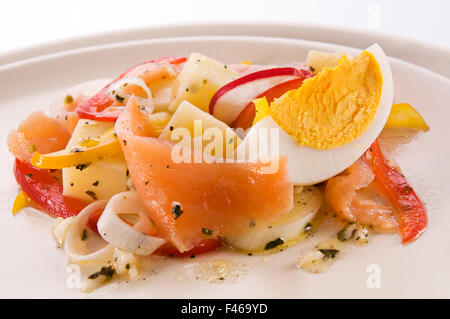Antipasto di salmone fresco con formaggio e verdure vicino. Foto Stock