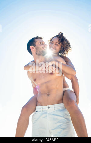 Ragazzo facendo piggy-back per la sua ragazza Foto Stock