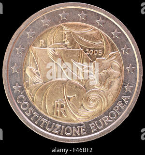 Un fatto circolare commemorativa due monete in euro emesse dall'Italia nel 2005 per celebrare il primo anniversario della firma del Parlamento Foto Stock
