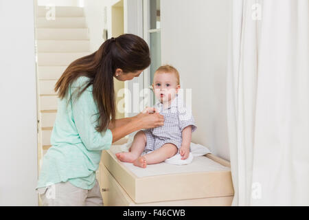 Felice madre di sposa il suo bambino Foto Stock