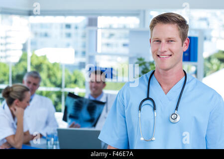 Bello sorridente medico guardando la fotocamera Foto Stock