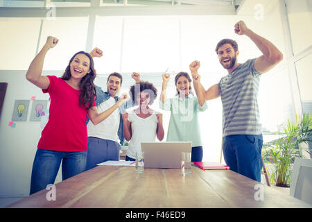 Happy business team con i pugni in aria Foto Stock