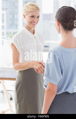 Imprenditrici stringono le mani Foto Stock