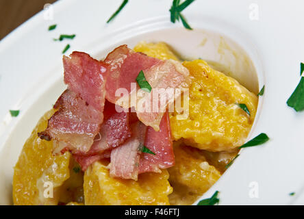 Gnocchi di patate con formaggio e pancetta. close up Foto Stock