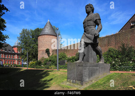 Mittelalterliche Stadtmauer mit Gefangenenturm und Kriegerdenkmal, statua des Kriegers Siegfried, Skulptur von Willy Meller, Viersen-Duelken, Niederrh Foto Stock