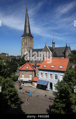 Stadtansicht mit Pfarrkirche San Clemens und Lindenplatz in Viersen-Suechteln, Niederrhein, Renania settentrionale-Vestfalia Foto Stock