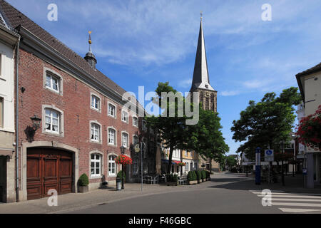 Wohnhaus und Gasthaus Hochstrasse 16 und Pfarrkirche San Clemens in Viersen-Suechteln, Niederrhein, Renania settentrionale-Vestfalia Foto Stock