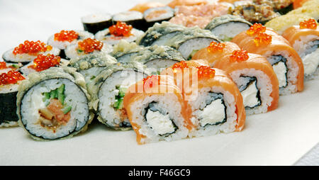 Il cibo insieme di diversi piatti della cucina giapponese - Sushi Roll . Foto Stock