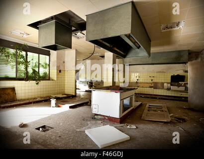 Cucina antica distrutta, interni casa abbandonata Foto Stock