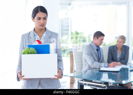 Imprenditrice che trasportano gli effetti personali nella casella Foto Stock