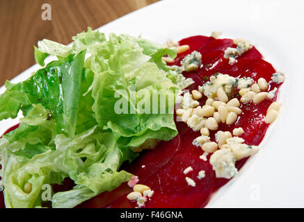 Carpaccio di barbabietola con insalata. close up Foto Stock