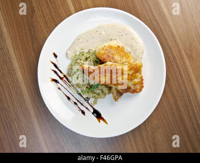 Il cinese pollo al curry servita con riso. Foto Stock