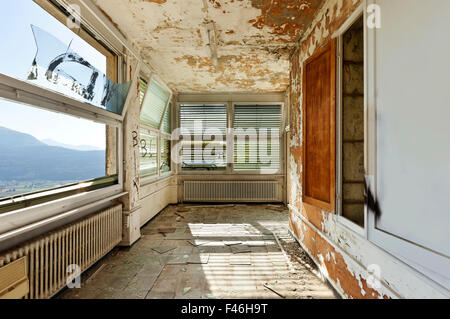 Vecchia casa abbandonata, interno, windows Foto Stock