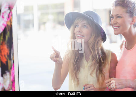 Bella donna rivolti a qualcosa dietro la finestra Foto Stock