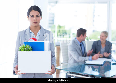 Imprenditrice che trasportano gli effetti personali nella casella Foto Stock