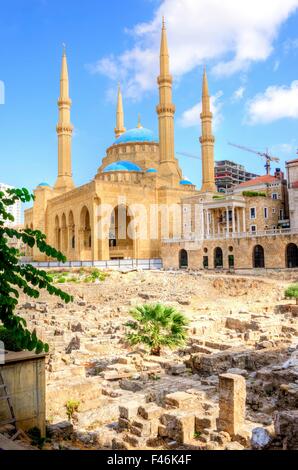 Una vista di Saint George Cattedrale maronita e Mohammad Al-Amin Moschea, presso il centro storico di Beirut, Libano, giù Foto Stock