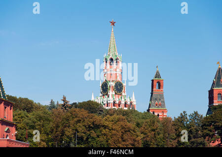 Torre di Mosca il Cremlino contro lo sfondo di alberi d'autunno, Russia Foto Stock