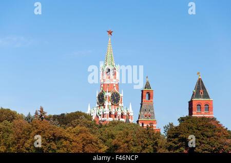 Torre di Mosca il Cremlino contro lo sfondo di alberi d'autunno, Russia Foto Stock