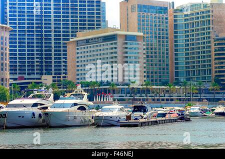 Una vista della bellissima Marina in Zaitunay Bay a Beirut, in Libano. Un modernissimo, high end e recentemente sviluppata area dove gli yacht Foto Stock