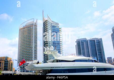 Una vista di uno yacht e torri presso la splendida Marina in Zaitunay Bay a Beirut, in Libano. Un modernissimo, high end e neo-devel Foto Stock