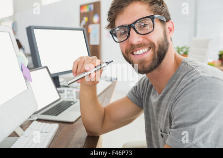 Imprenditore di fumare una sigaretta elettronica Foto Stock