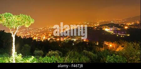 Un' antenna panoramica vista notturna della città di Beirut in Libano dal monte Libano, i libanesi mountain range. Foto Stock