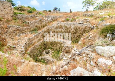 I crociati' castello nella storica città di Byblos in Libano. Una vista del re primavera presso il sito antico, un buco profondo wh Foto Stock