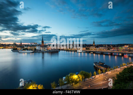 Isola di Riddarholmen al crepuscolo, vista da Monteliusvägen, Stoccolma, contea di Stoccolma, Svezia Foto Stock