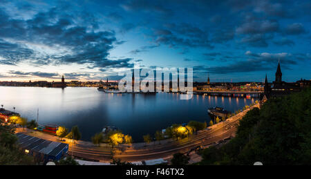 Isola di Riddarholmen al crepuscolo, vista da Monteliusvägen, Stoccolma, contea di Stoccolma, Svezia Foto Stock