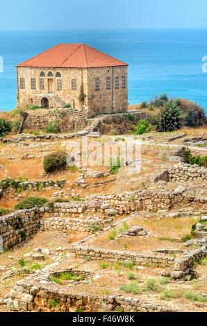 I resti di una tradizionale casa libanese all'antica e storica del sito dei crociati nel castello di Byblos, Libano. È un Foto Stock