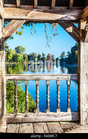 Vista dal boathouse sul lago sulla struttura Bowood Station Wagon nel Wiltshire. Foto Stock